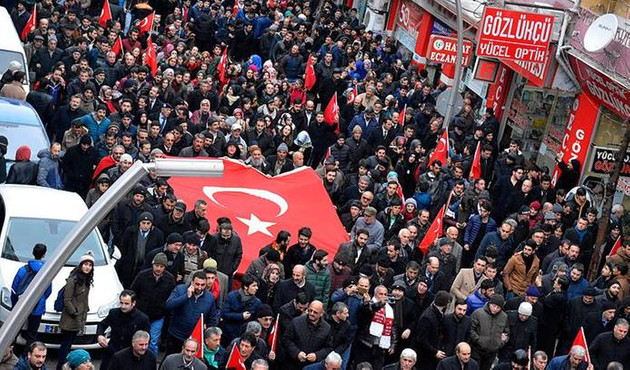 İstanbul'daki terör saldırısına meydanlardan tepki