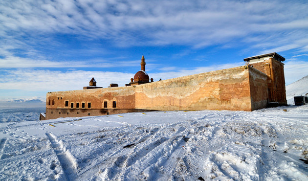 İshak Paşa Sarayı'ında kış güzelliği