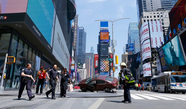 New York'ta araç yayaları ezdi: 1 ölü