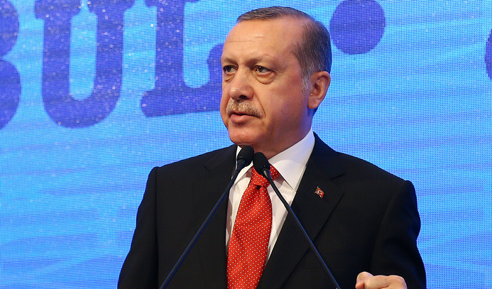 Erdoğan'dan MB'ye eleştiri: Tokadı ben yiyim, sefayı o sürsün