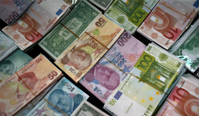 Euro 4 lirayı, dolar 3.77'yi geçti