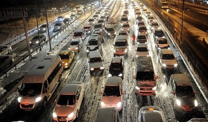 İstanbul trafiğini kar vurdu