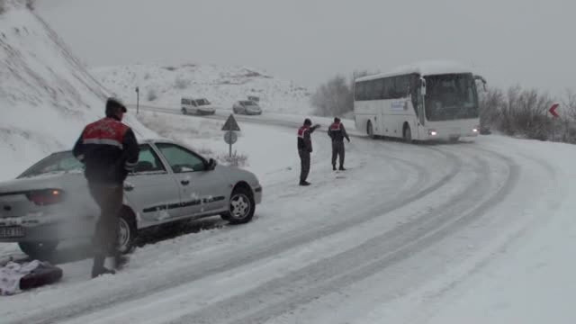  İzmir yolu otobüslere kapandı