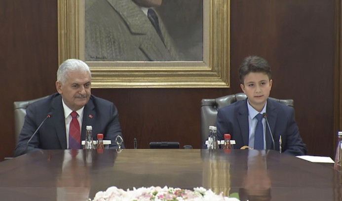 Başbakan koltuğunu Yağız Efe'ye bıraktı