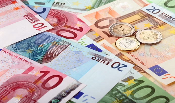 Euro, 4 liranın altında zorlanıyor