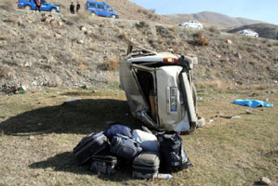Erzincan'da minibüs şarampole yuvarlandı
