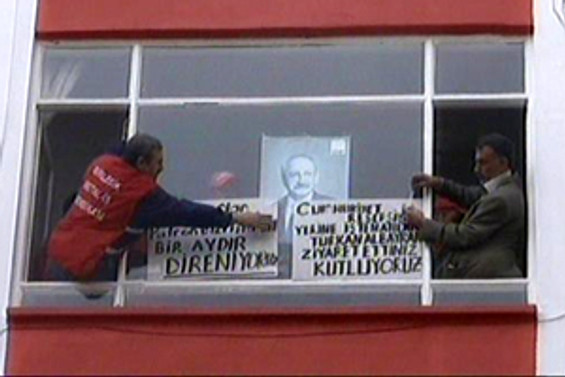 İşçiler CHP binasını işgal etti