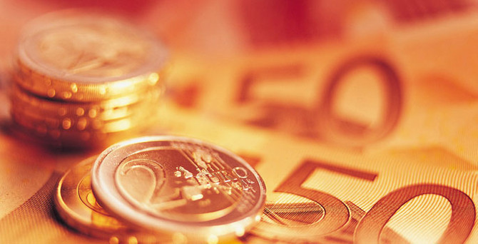 Euro 12 yılın en düşüğünde