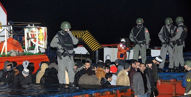 Kaçak göçmen taşıyan gemiye operasyon