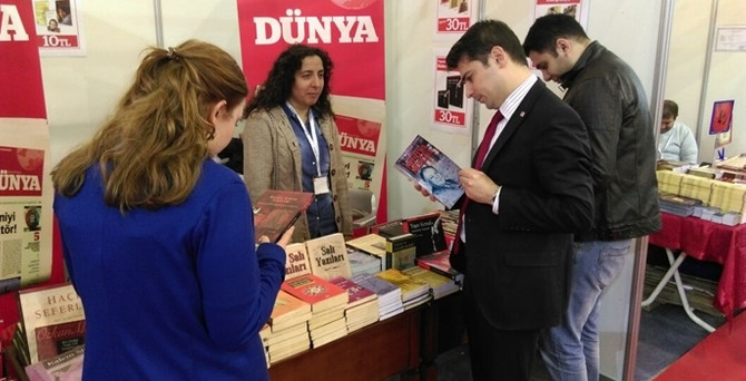 DÜNYA, Bursa Kitap Fuarı'nda okurlarıyla buluştu