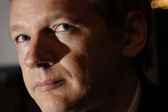 Assange hayatını anlatan kitap yazıyor
