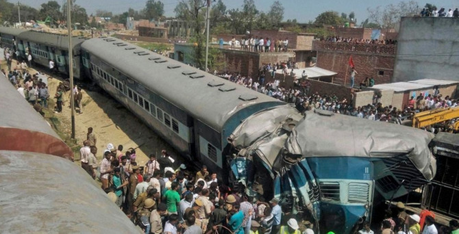 Hindistan'da tren kazası: 31 ölü