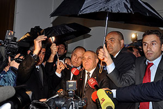 Kuzu'ya yumurta, Batum'a slogan attılar