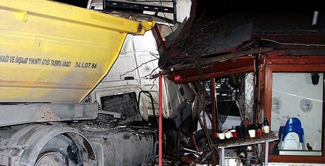 Kamyon restorana girdi: 1 ölü, 1 yaralı