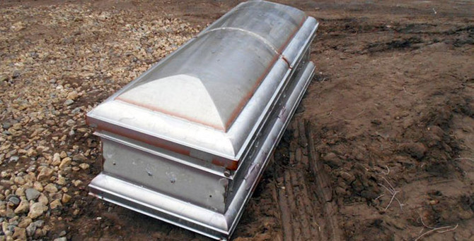 Tabutta canlandı