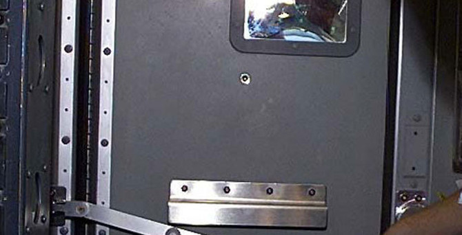 Kapıyı baltayla kırıp girmek istedi