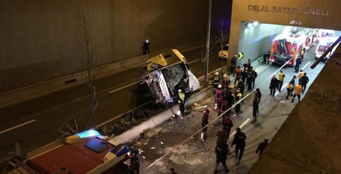 Halk otobüsü köprüden uçtu: 1 ölü,12 yaralı
