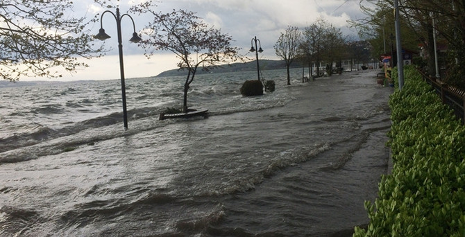 Sapanca Gölü taştı
