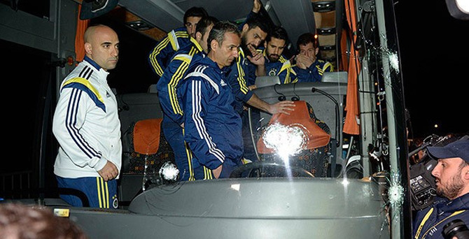 Fenerbahçe otobüsüne silahlı saldırı!