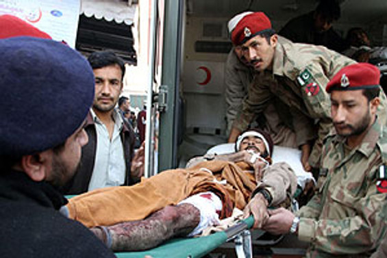 Pakistan kan gölüne döndü