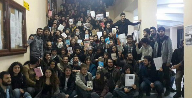 İÜ'de 'okulu terk etmeme' eylemi