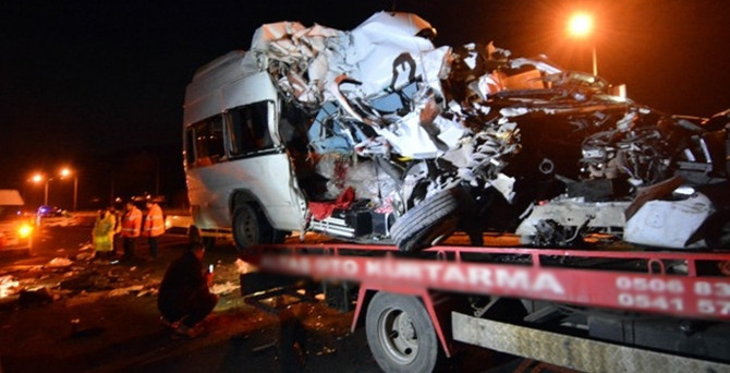Düğün dönüşü feci kaza: 7 ölü, 10 yaralı!