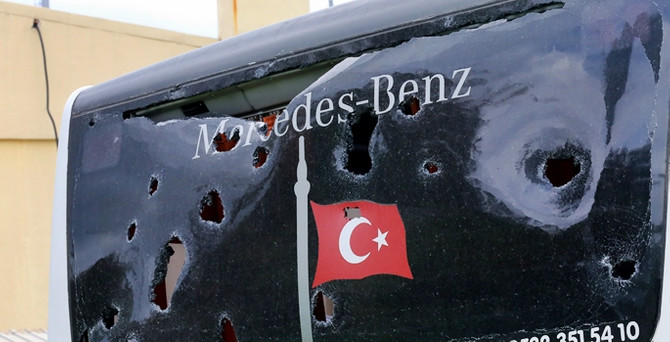 Beşiktaş otobüsüne taşlı saldırı!