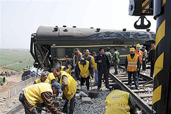 Tren okul servisine çarptı: 8 çocuk ölü