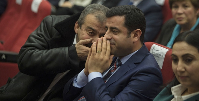 Demirtaş seçim şarkısında saz çaldı