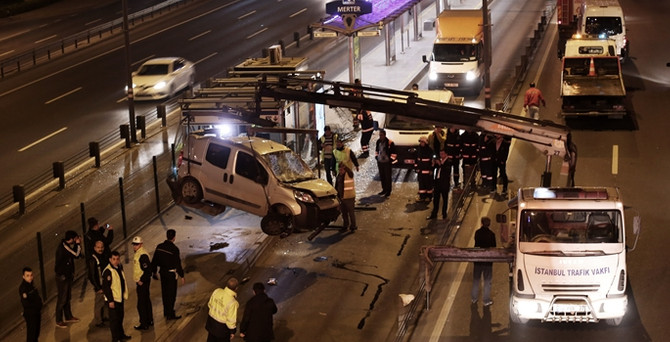 Kamyonet metrobüs durağına girdi