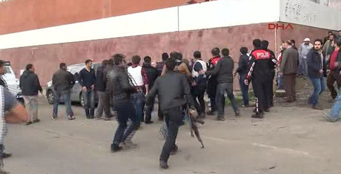 Diyarbakır'da çatışma: 2'si polis 3 yaralı