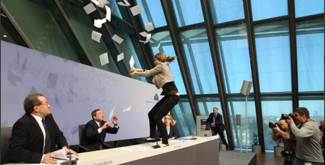 ECB Başkanı Draghi'ye şok protesto