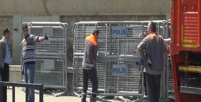 Taksim Meydanı'na polis barikatları getirildi