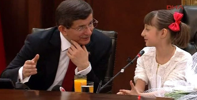 Davutoğlu koltuğunu Pelinsu'ya devretti