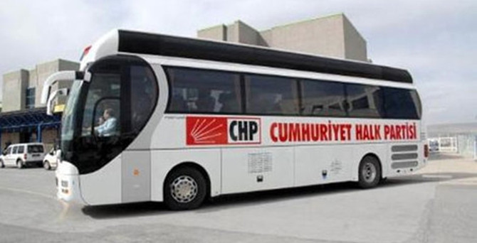 CHP seçim otobüsüne taşlı saldırı
