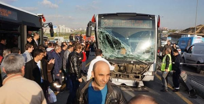 Metrobüs yolunda kaza: Trafik felç oldu