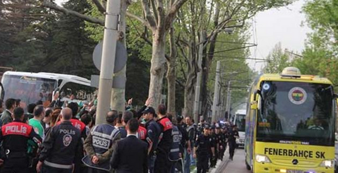 Fenerbahçe takım otobüsüne pet şişeli saldırı