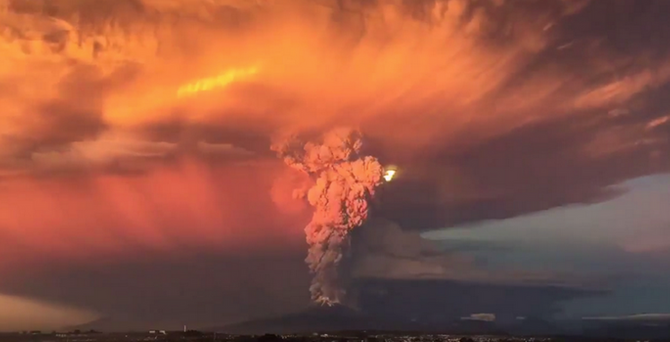 Calbuco Yanardağı yeniden faaliyette