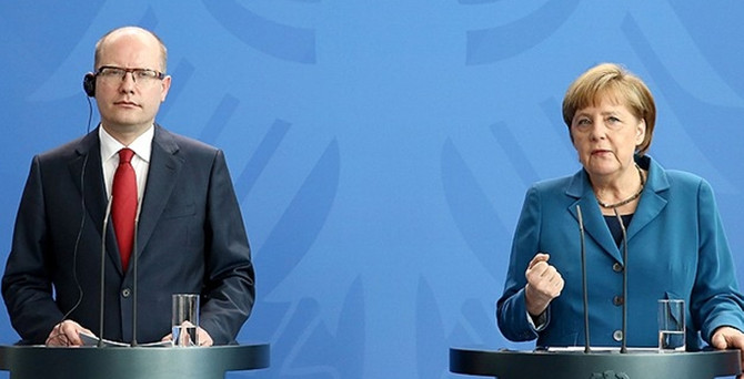 Merkel: Dostlar birbirine karşı casusluk yapmamalı