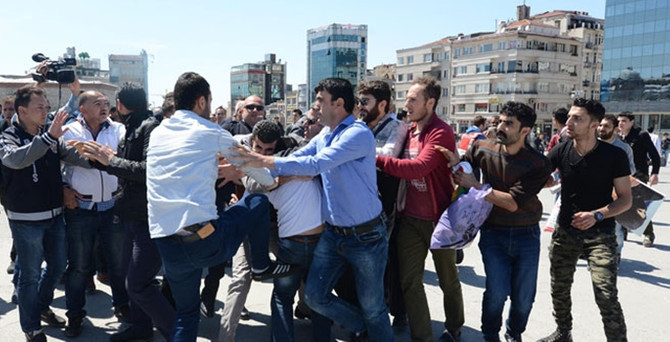 Taksim karıştı: Suriyeli eylemcilere müdahale