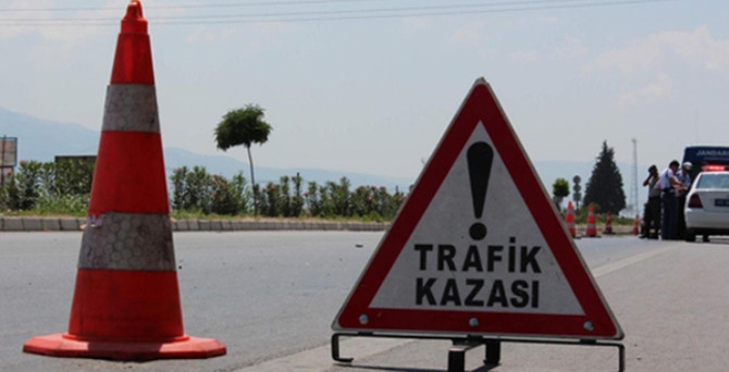 AK Parti seçim minibüsü kaza yaptı: 1 ölü, 8 yaralı