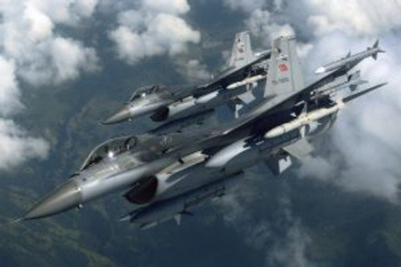 Yunanistan'da iki F-16 savaş uçağı havada çarpıştı