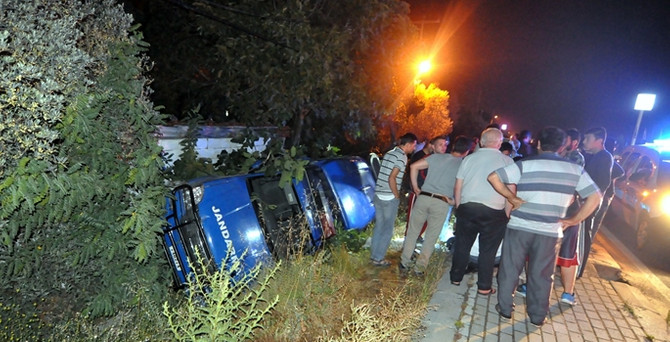 Minibüs jandarma aracına çarptı: 1 ölü, 3 asker yaralı