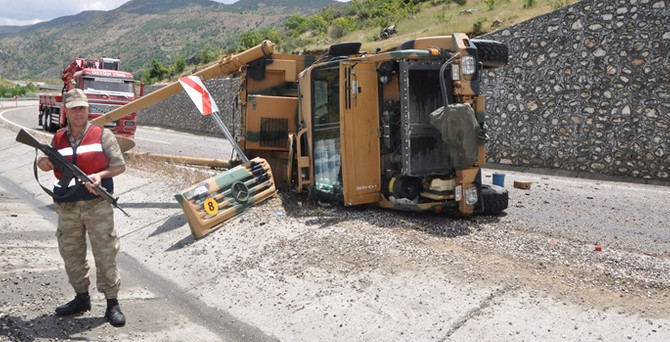 2 askeri araç devrildi: 4 yaralı