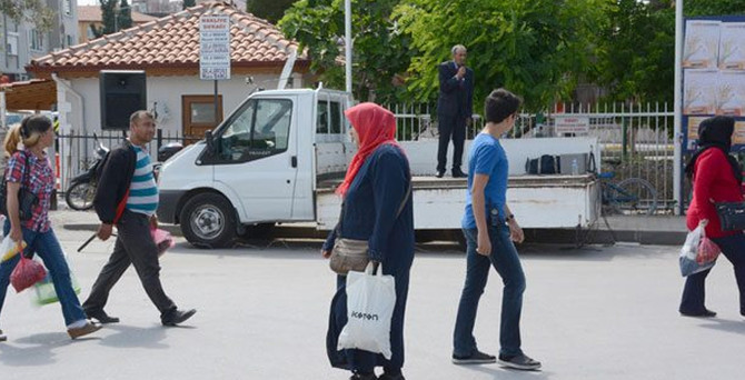 Boş meydanda miting yaptı