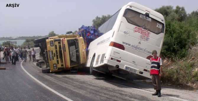 Turistleri taşıyan otobüs devrildi: 1 ölü