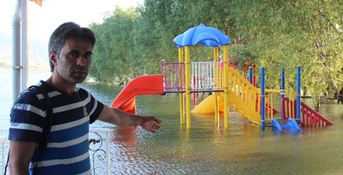 Yol ve sosyal tesisler su altında kaldı