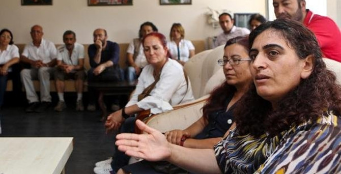 'AKP'de iki bıyıklı eş başkan var'