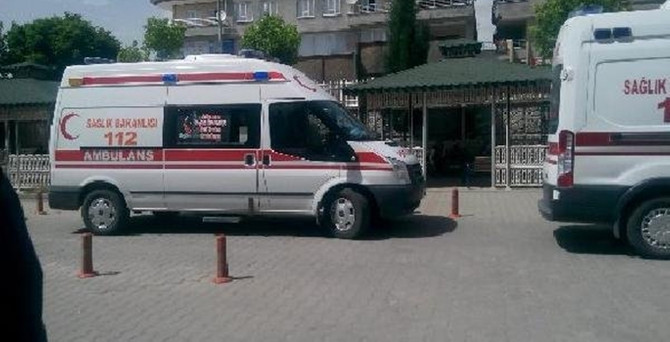 Sincik'te öğrenci servisi devrildi: 16 yaralı