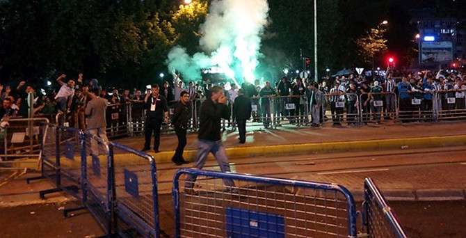 Maç sonrası gerginlik: 2 gözaltı, 3 polis yaralı